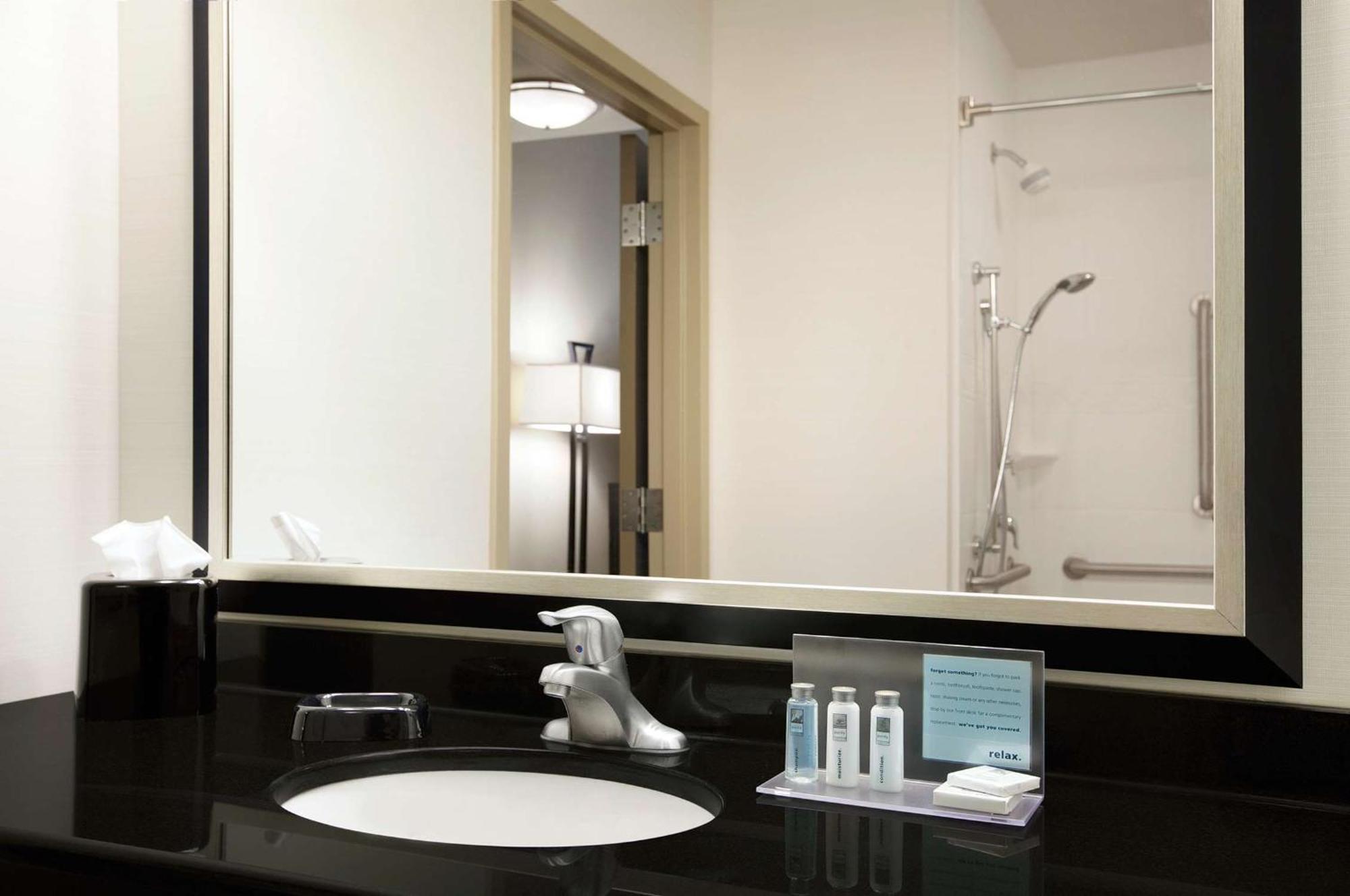 Hampton Inn Limerick Экстерьер фото